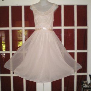 Vtg Vanity Fair Light Pink Elegant Nightgown sz 34